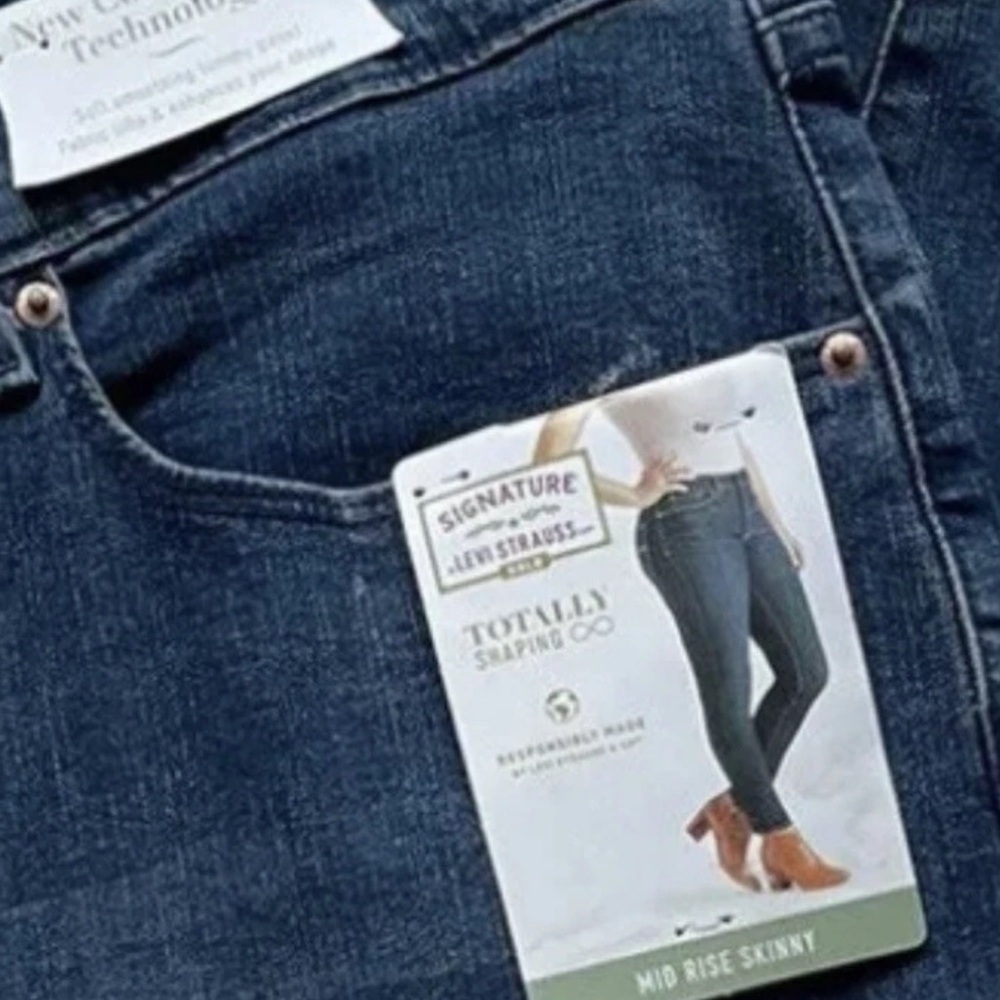 Signature by Levi Strauss & Co. Gold Label Totally Shaping Mid Rise Skinny 26M